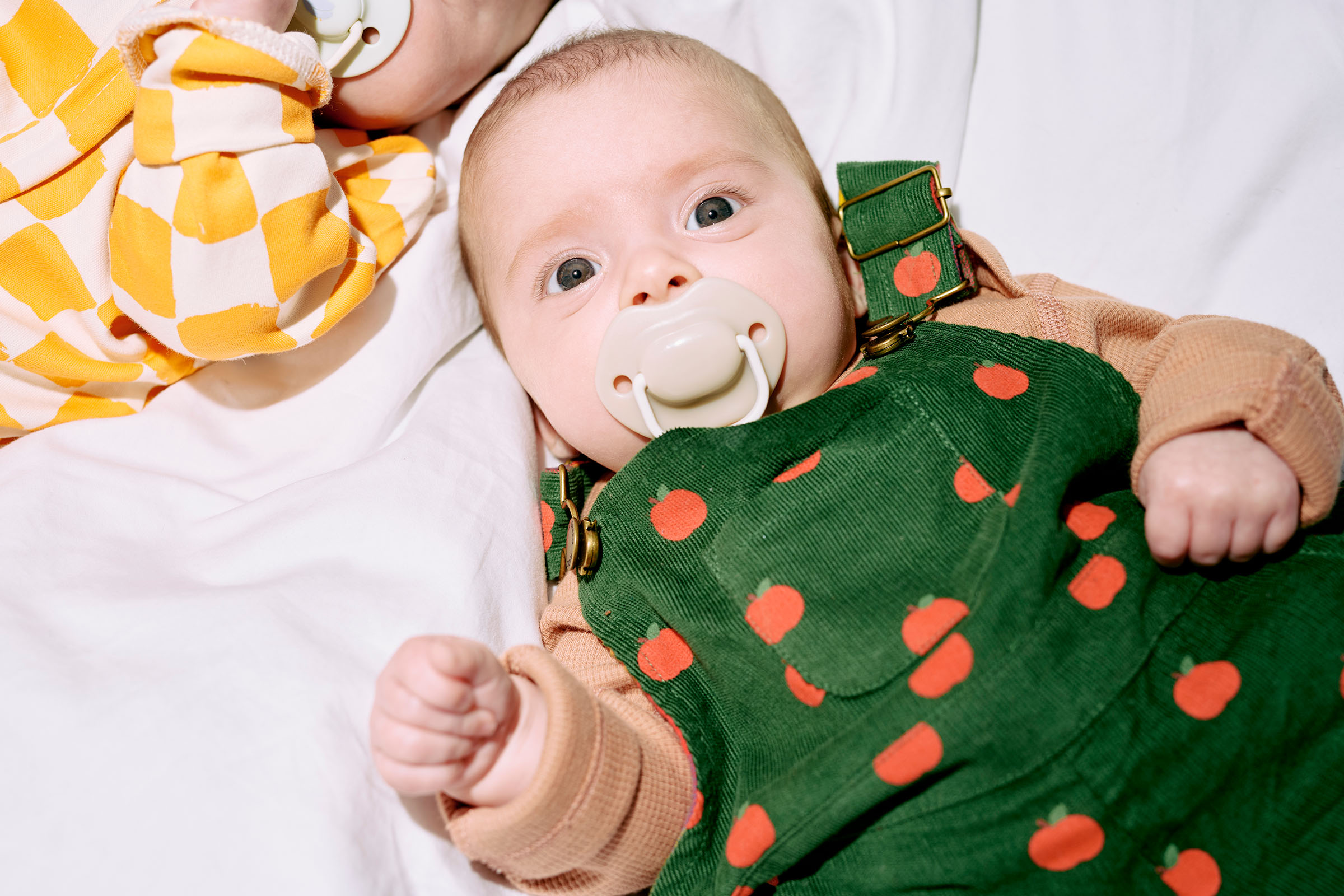 Dítě v zeleném oblečení