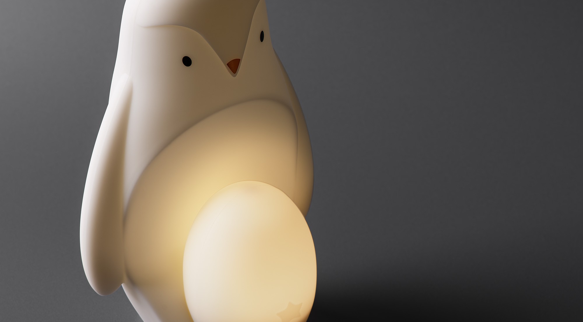 Přenosné světlo ve tvaru vajíčka se přes den nabíjí na své základně a po plném nabití vydrží svítit až 10 hodin.